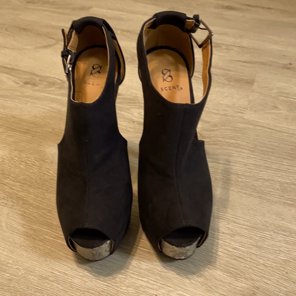 Shoe Dazzle but tag says, Scene. Black with Snake Skin Heels